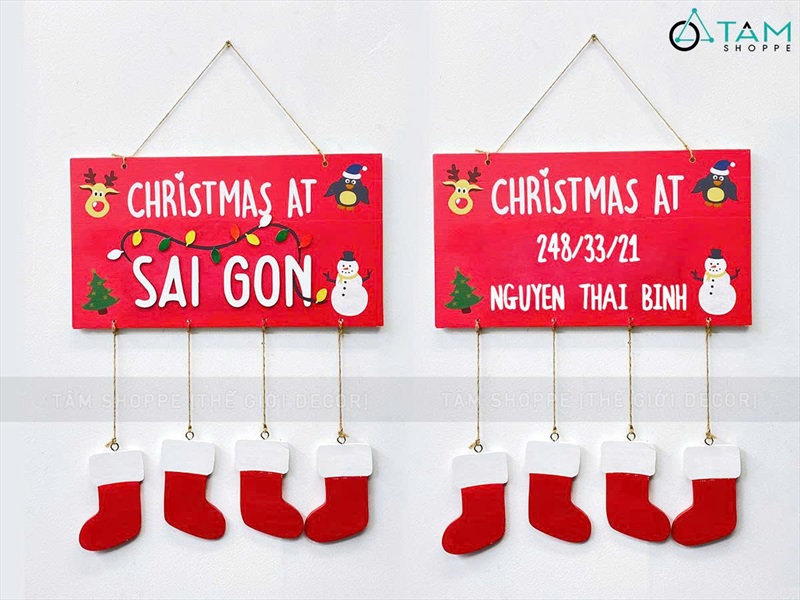 [Order 3-5 ngày] Bảng treo cửa Noel 4 tất đỏ Christmas at... theo yc [Bằng gỗ] BANGTREO-NOEL-02